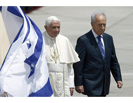 XVIBenedec pápa Peresz fogadás reptér.jpg