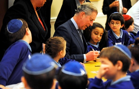 Károly herceg zsidó iskolások között.jpg