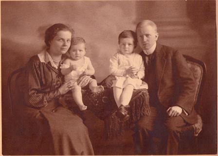 Nagyszüleim Kiss Jenö Sándor ölébe édesanyám Kiss Éva Woziwodzky Erzsébet karjaiban Kiss Noémi web.jpg