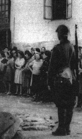Kisinyov 1941 román katona zsidó nőket őriz web.jpg