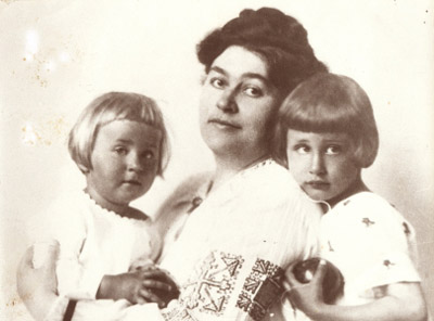 Erdős Renee gyerekeival.jpg