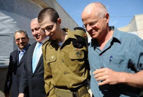 Gilad Shalit_Ehud Barak_Benjamin Netanyahu_és_édesapja_Noam.jpg