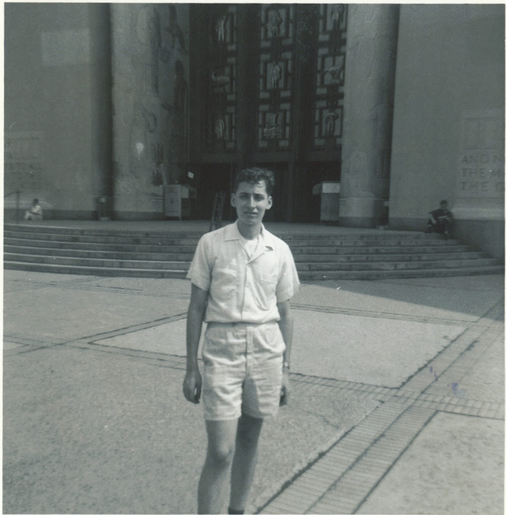 A brooklyni nagykönyvtár elõtt 1965-ben.