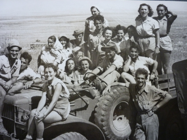 Fiatalok egy csoportja a Motzkin kibucban 1948-ban