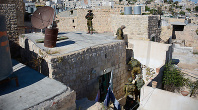 Izraeli katonák átkutatnak egy épületet