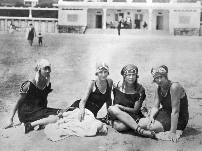6 Balatonalmádi, strand,1920