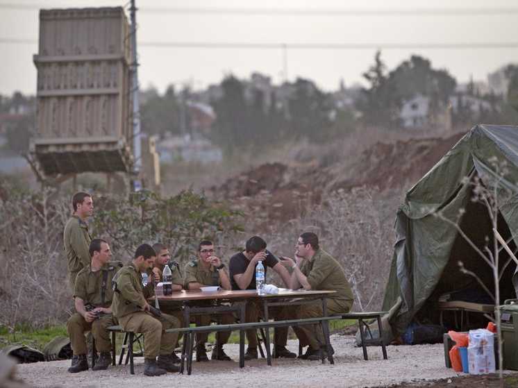 Izraeli katonák a Vaskupola egyik ütege melett
