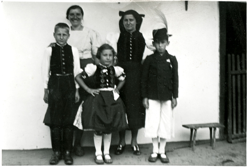 8 - Középpolgári zsidó család romhányi népviseletben cselédjükkel 1938-ban. A Centropa Magyarország tulajdona