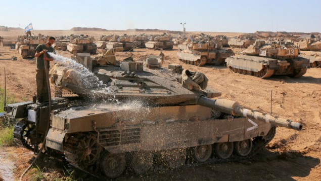 Izraeli katona tisztítja a tankját (fotó Edi Israel Flash 90)