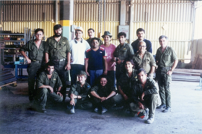 Magyar önkéntesek helyi munkások körében. Mahane Natan, 1991