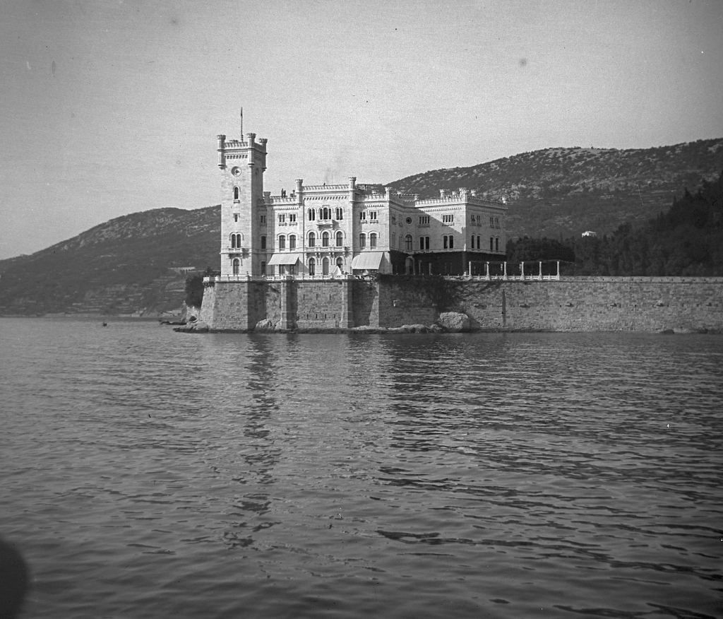 6 - Trieszt, a Miramare kastély 1917-ben (forrás Fortepan.hu)