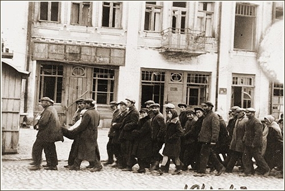 Németek zsidókat hajtanak kivégzésük helyszínére az ukrajnai Kamenyec-Podolszkijban fotó holokausztmagyarorszagonhu