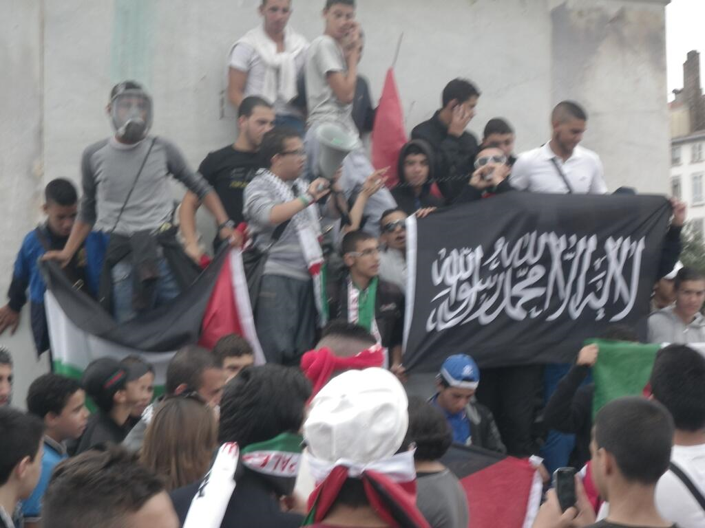 Párizs, 2014 júlis 13. Tüntetők az Iszlám Állam zászlajával