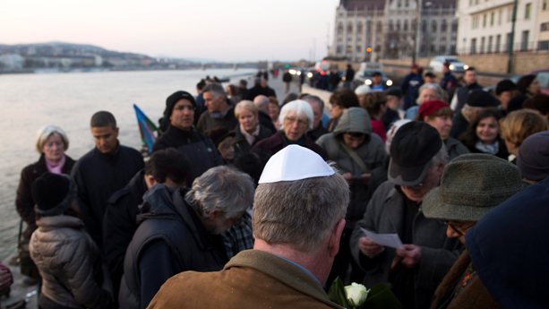 Tiltakozó megemlékezést tartottak a Duna-parti holokauszt-emlékm?nél