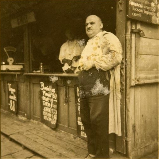 2 - 2 Deutsch Herman mészáros a Teleki tér 5.-tel szemben lévő piaci boltja előtt, 1930-as évek Családi archív