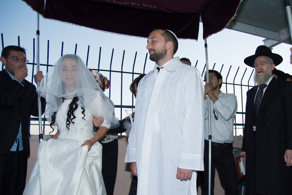 5 - Vallásos esküvő A mennyasszony hétszer körbejárja a vőlegényt (A képek a szerző esküvőjén készültek)