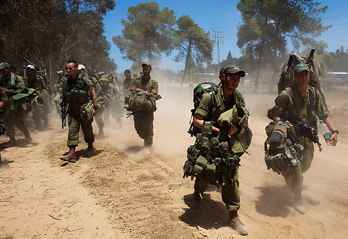 Izraeli katonák a gázai határon (Fotó: Reuters)
