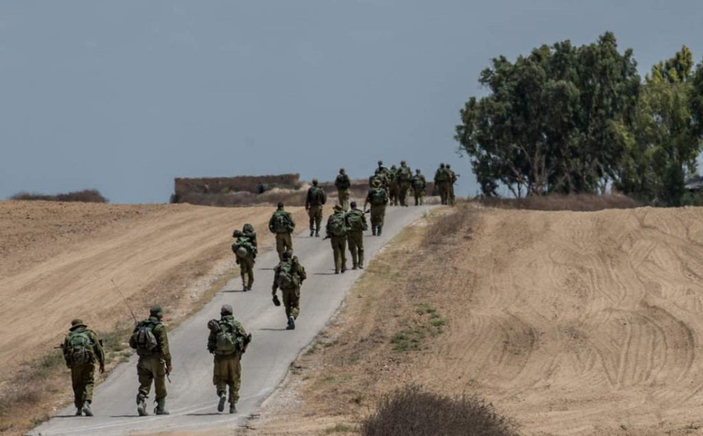(140718) -- GAZA BORDER, July 18, 2014 (Xinhua) -- Israeli soldiers march in southern Israel near the border with Gaza, on July 18, 2014, the 11th day of Operation Protective Edge. Israeli Prime Minister Benjamin Netanyahu said on Friday that the Israel Defense Forces (IDF) is ready to expand the ground operation in the Gaza Strip if needed. (Xinhua/Li Rui) (djj) (Photo by Xinhua/Sipa USA)