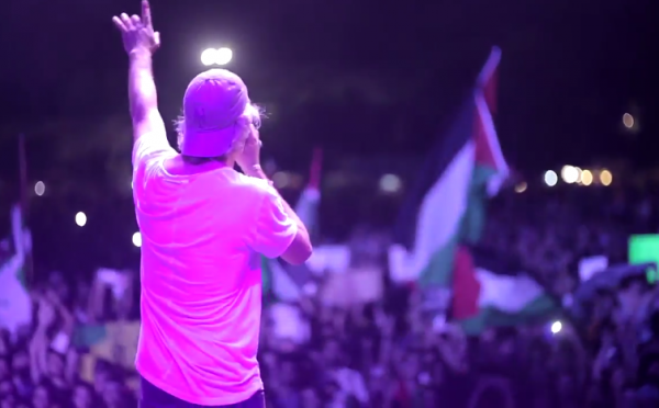 Matisyahu-Rototom-Sunsplash-Sings-Jerusalem-Palestinian-Flags-e1440301393909