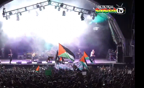 Matisyahu-on-stage-Rototom-Sunsplash-Palestinian-Flags-e1440289343369