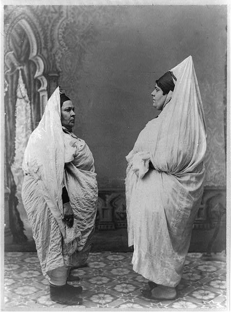 5 - 2 Zsidó asszony és lánya hagyományos viseletben a 20. század elején Tunéziában