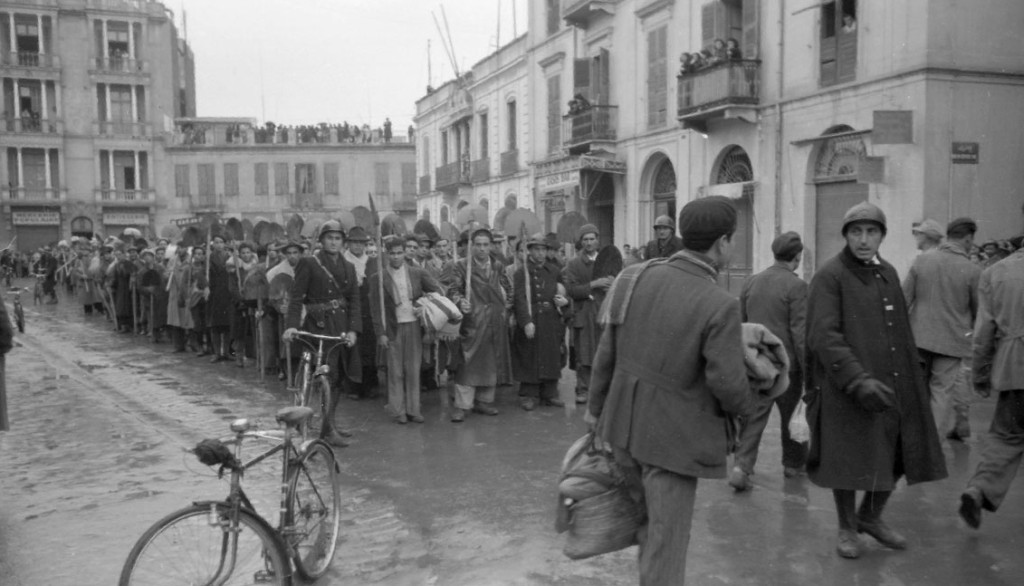5 - 3 Tunisz, 1942 december, a náci megszállók kényszermunkára viszik a zsidókat