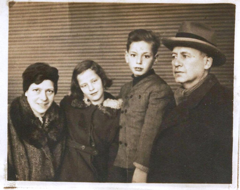 5 - Tyroler Gizi (mama) Tyroler Jenő (papa), Tyroler Hanna és Tyroler Jano 1944 decemberében Caux-ban Svájcban