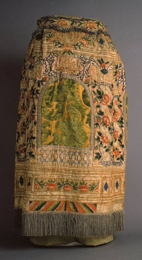 Tóra-szoknya Olaszország, XVII. század vége, selyem bársony, fém rojtok, 79x52x15cm, The Jewish Museum New York