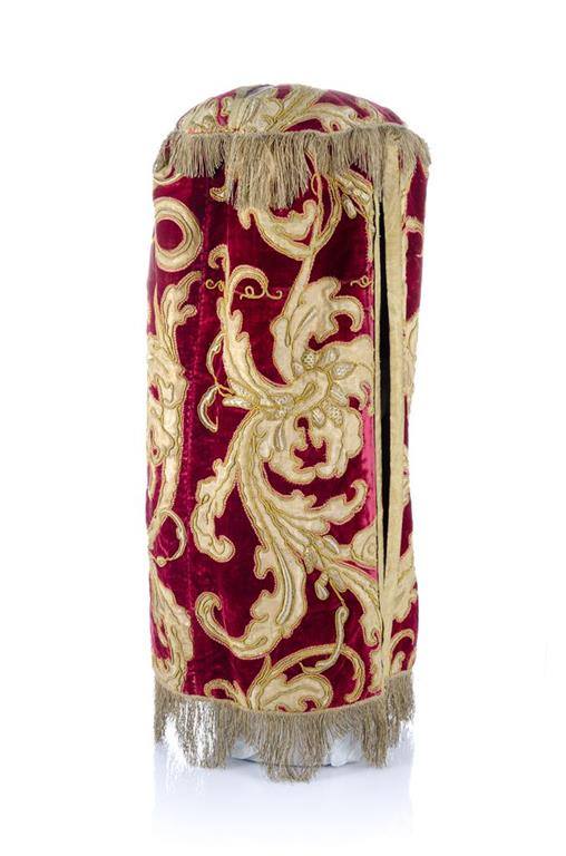 Tóra-szoknya Mantovából, XVII. század vége, selyem, pamutbársony, ezüst fonállal hímzett, 1Israel Museum, Jeruzsálem ©The Israel Museum, Jerusalem