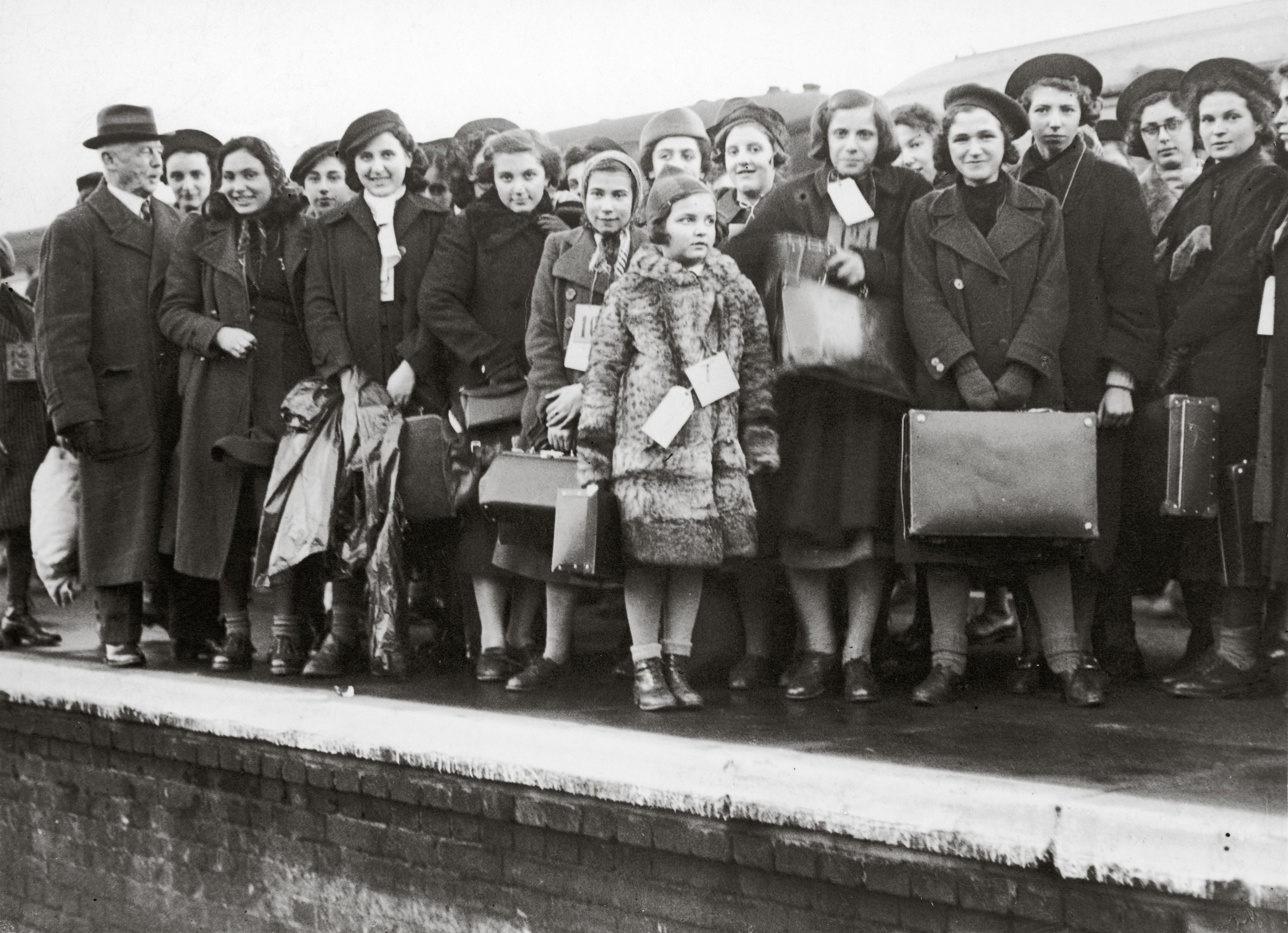 Jewish Refugee Children arriving in England. The most children deriving originally from Vienna. England. Photograph. December 13th 1938. 13/12/1938
