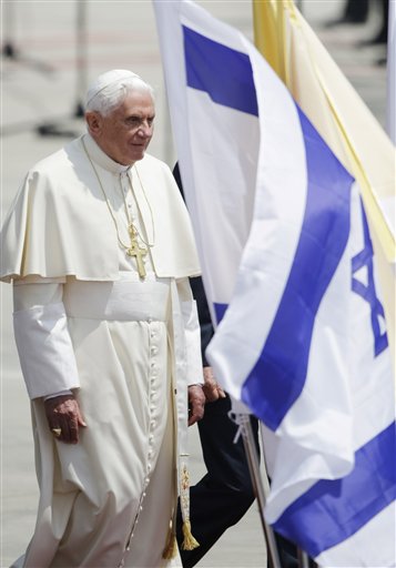 XVI Benedek izraelbe érkezett.jpg