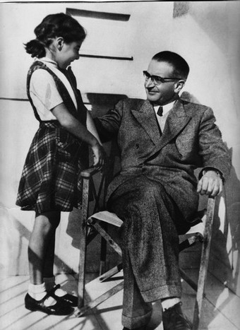 Kasztner és lánya Zsuzsa Tel Avivban 1957.jpg