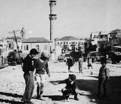 Jaffa bevándorlók gyermekei játszanak az utcán 1950.jpg