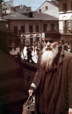 Öreg zsidó az utcán Zamoscban.JPG