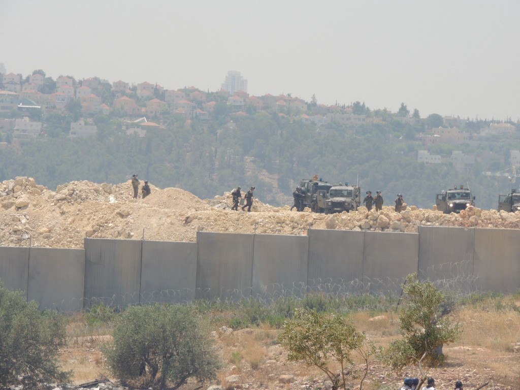 Izraeli katonák, szemközt a tüntetőkkel