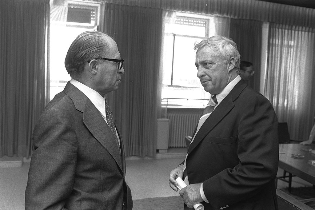 Flickr_-_Government_Press_Office_GPO_-_Menahem_Begin_with_Ariel_Sharon 1977