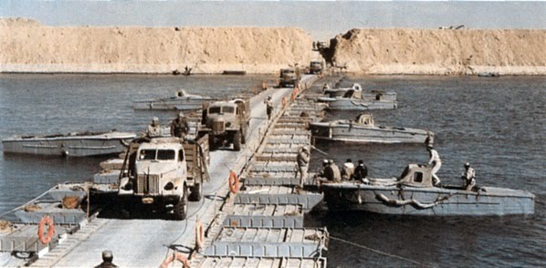 Egyptian troops cross Suez 1973