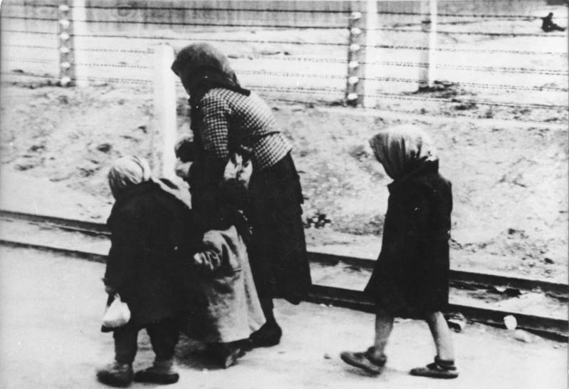 KZ Auschwitz-Birkenau, alte Frau und Kinder