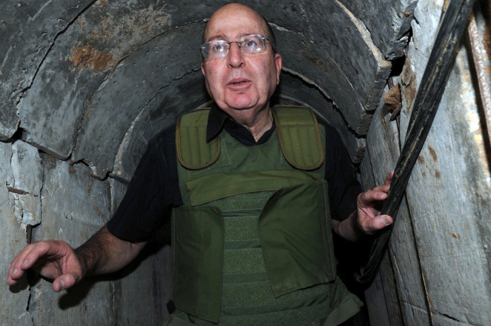 Moshe Yaalon izraeli védelmi minszter azegyik alagútban (Fotó IDF)