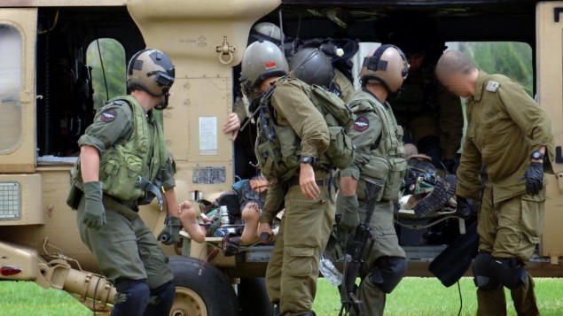 Sebesült izraeli katonát visznek kórházba (Fotó: Flash 90)