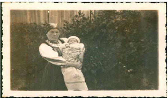 Cselédlány vigyáz a család újszülöttjére, 1933-ban. A Centropa Magyarország tulajdona.