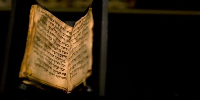 israeli-museum-unveils-ancient-jewish-prayer-book