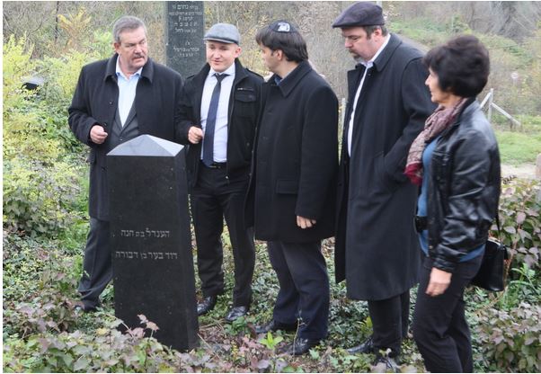 Latorczai csaba (középen) és L. Simon László (jobbról a második) meglátogatnak egy zsidó temetőt