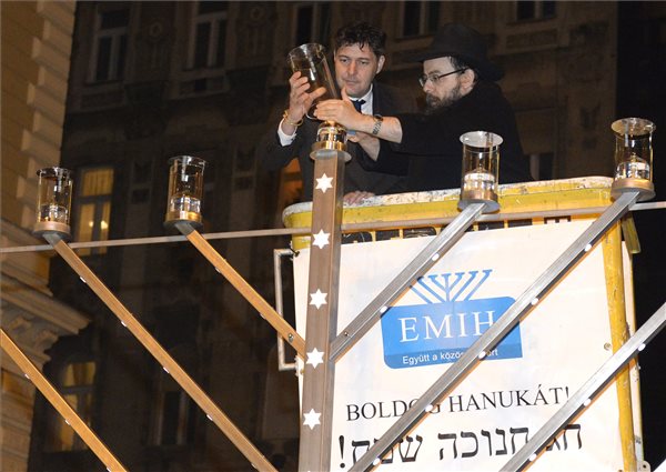 Szentgyörgyvölgyi Péter, az V. kerület polgármestere (b) és Oberlander Báruch ortodox haszid zsidó vallási vezető fotó Soós Lajos MTI