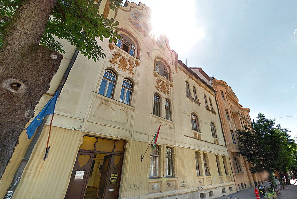 A Ságvári Endre gimnázium főbejárata Szegeden forrás Google Streetview