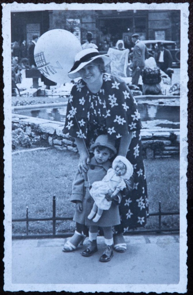 2 - Deutch Hermanné, Lukács Klára kislányukkal Máriával a Corvin áruháznál, 1933