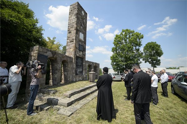 Résztvevők a gyöngyösi gettó 1944-es kiürítése napjának emlékére rendezett ökumenikus holokauszt-megemlékezésen a gyöngyösi zsidótemetőben 2015. június 7-én. MTI Fotó Komka Péter
