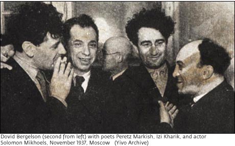 Jiddis művészek egy csoportja a Szovjetunióban, 1937-ben. Jobbról a második Perec Markis.