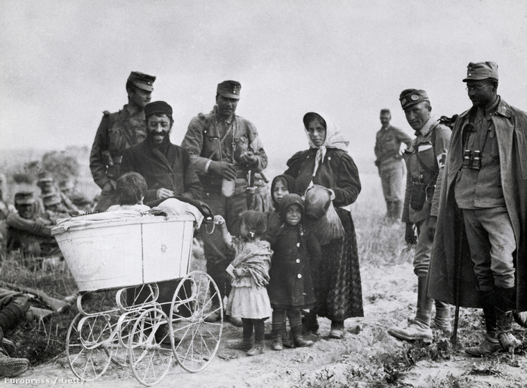 Galíciai zsidó menekültek és az őket kísérő KuKK katonák 1915-ben