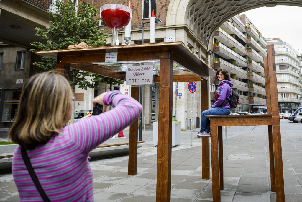 Ros hasanai terített asztal - pontosabban installáció a Madách téren.